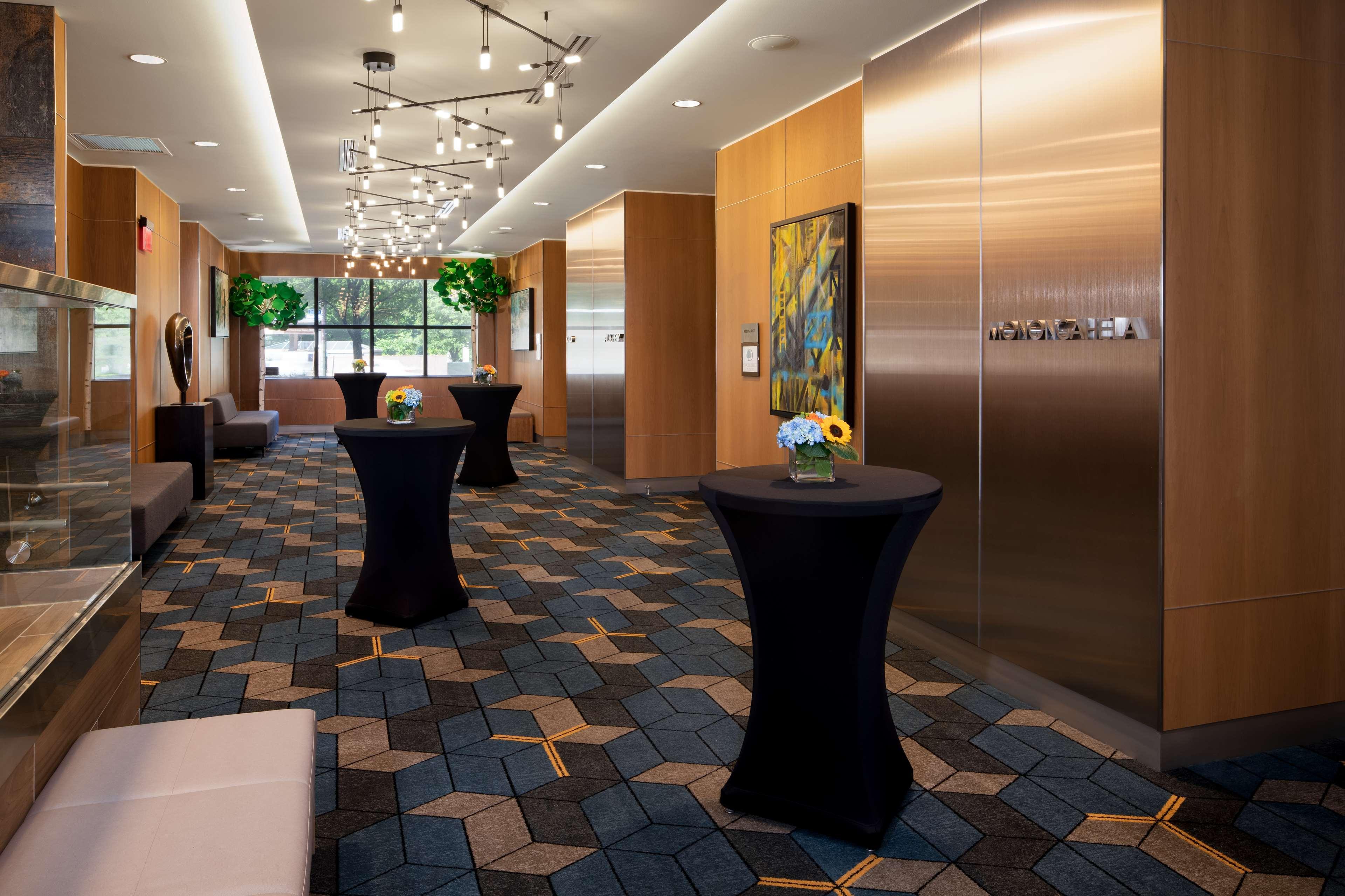 Doubletree By Hilton Hotel & Suites Pittsburgh Downtown Exterior photo