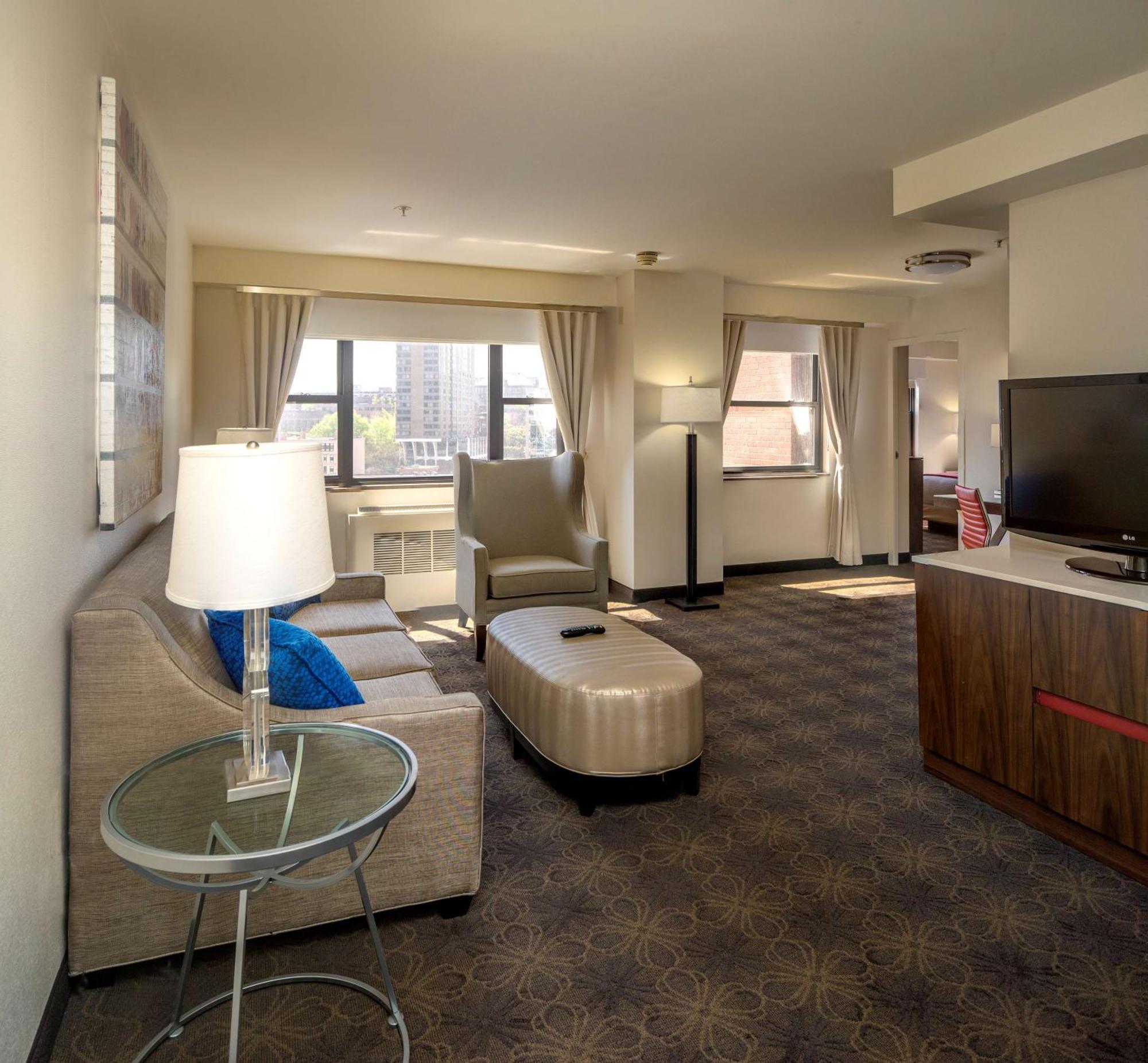 Doubletree By Hilton Hotel & Suites Pittsburgh Downtown Exterior photo
